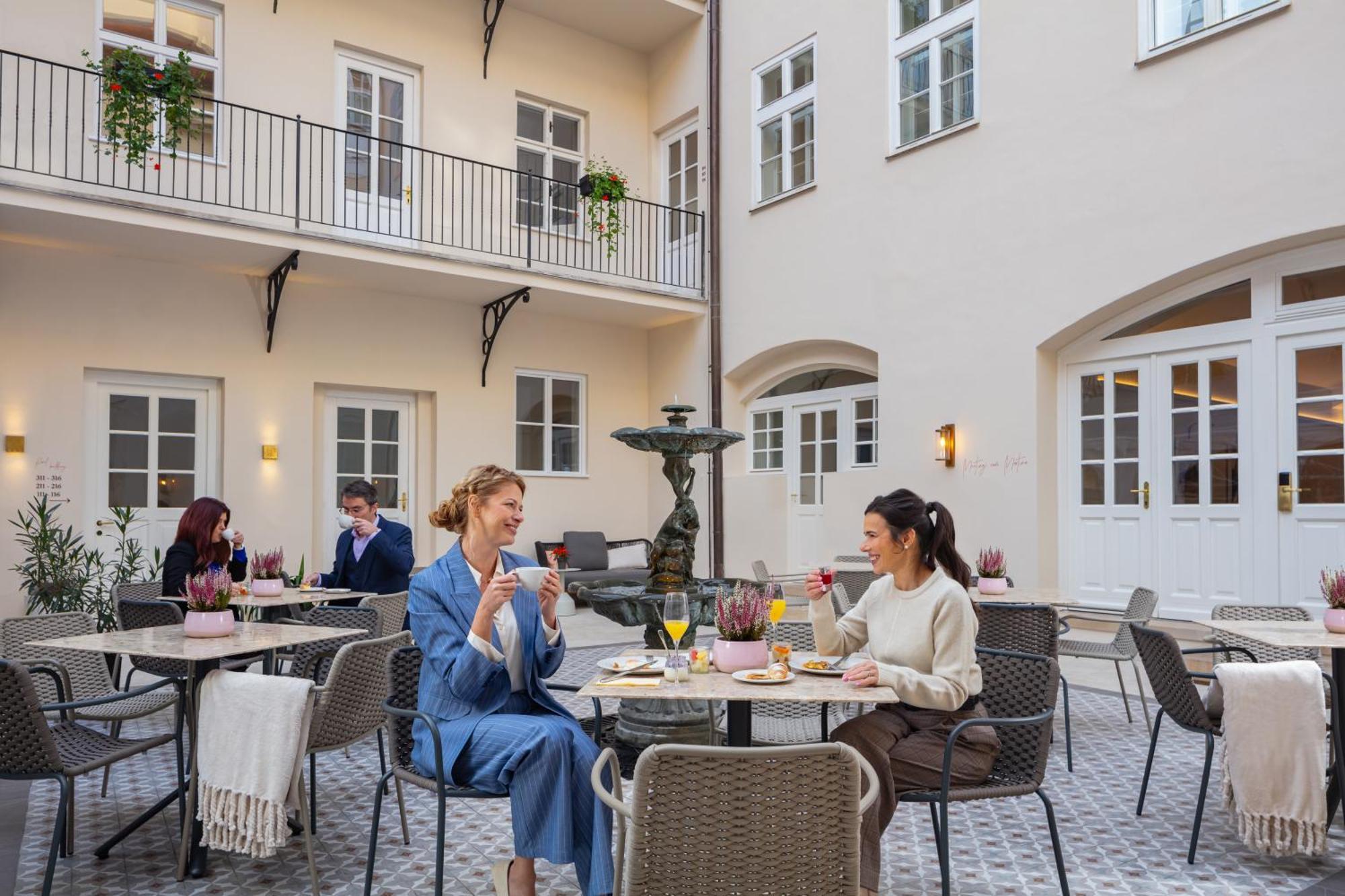 Hotel Bookquet Prague Exterior photo The courtyard of the hotel